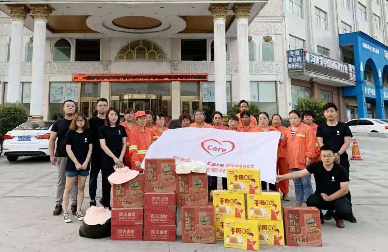 獵鷹關(guān)愛計劃 | 慰問高溫下的城市美容師！